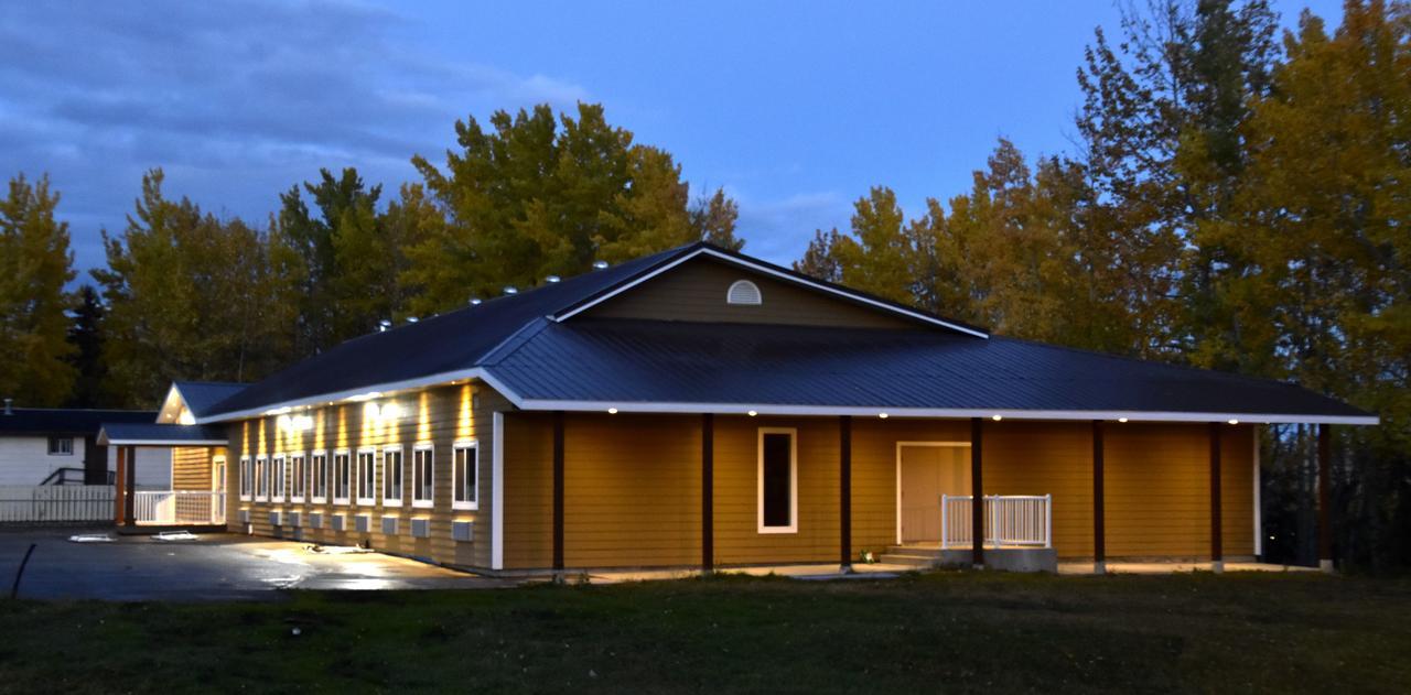 The Lion Inn & Suites Chetwynd Exterior foto